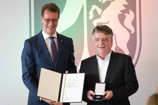 v.l. Hendrik WUEST, Wüst, CDU, Ministerpraesident des Landes Nordrhein-Westfalen, Michael Mike GROSCHEK, Preistraeger, Ministerpraesident Hendrik WUEST zeichnet Buergerinnen und Buerger aus Nordrhein-Westfalen fuer ihr aussergewoehnliches Engagement fuer die Gesellschaft mit dem Verdienstorden des Landes aus, Verleihung des Verdienstordens des Landes Nordrhein-Westfalen in Duesseldorf am 22.08.2023