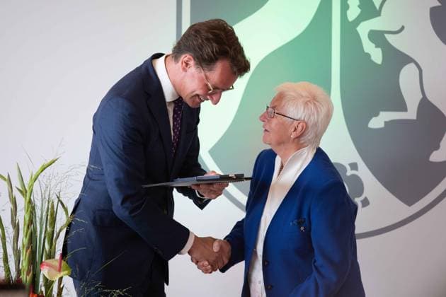 v.l. Hendrik WUEST, Wüst, CDU, Ministerpraesident des Landes Nordrhein-Westfalen, Karin JAEGER, Preistraegerin, Ministerpraesident Hendrik WUEST zeichnet Buergerinnen und Buerger aus Nordrhein-Westfalen fuer ihr aussergewoehnliches Engagement fuer die Gesellschaft mit dem Verdienstorden des Landes aus, Verleihung des Verdienstordens des Landes Nordrhein-Westfalen in Duesseldorf am 22.08.2023