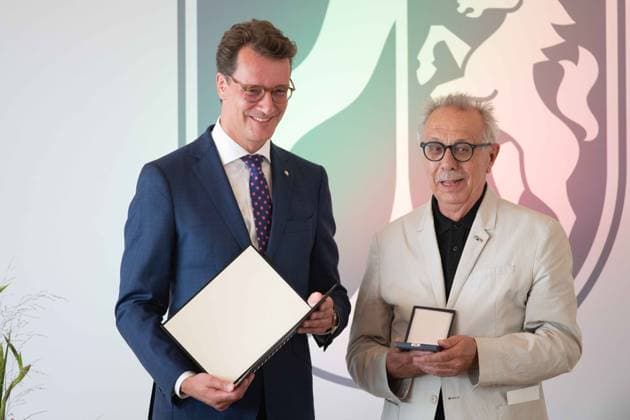 v.l. Hendrik WUEST, Wüst, CDU, Ministerpraesident des Landes Nordrhein-Westfalen, Dieter KOSSLICK, Preistraeger, Ministerpraesident Hendrik WUEST zeichnet Buergerinnen und Buerger aus Nordrhein-Westfalen fuer ihr aussergewoehnliches Engagement fuer die Gesellschaft mit dem Verdienstorden des Landes aus, Verleihung des Verdienstordens des Landes Nordrhein-Westfalen in Duesseldorf am 22.08.2023