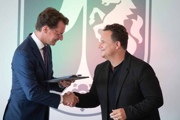 v.l. Guido Maria KRETSCHMER, Moderator, Modedesigner, Ministerpraesident Hendrik WUEST zeichnet Buergerinnen und Buerger aus Nordrhein-Westfalen fuer ihr aussergewoehnliches Engagement fuer die Gesellschaft mit dem Verdienstorden des Landes aus, Verleihung des Verdienstordens des Landes Nordrhein-Westfalen in Duesseldorf am 22.08.2023