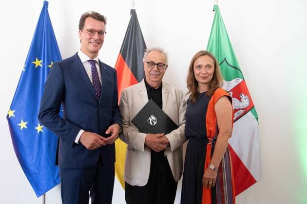 v.l. Hendrik WUEST, Wüst, CDU, Ministerpraesident des Landes Nordrhein-Westfalen, Dieter KOSSLICK, Preistraeger, Verena BENTLAGE, Filmstiftung NRW, Ministerpraesident Hendrik WUEST zeichnet Buergerinnen und Buerger aus Nordrhein-Westfalen fuer ihr aussergewoehnliches Engagement fuer die Gesellschaft mit dem Verdienstorden des Landes aus, Verleihung des Verdienstordens des Landes Nordrhein-Westfalen in Duesseldorf am 22.08.2023