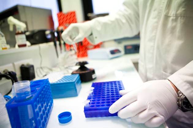 AIDS research Laboratory analyzes and results to test the effectiveness of an AIDS vaccine. Copyright: xAMELIE-BENOISTx xIMAGExPOINTxFRx xBSIPx 016220_618 Bsip_016220_618 model release