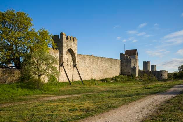 Sweden, Gotland Island, Visby, 12th century city wall, most complete medieval city wall in Europe  Copyright: xWalterxBibikowx x EU28 WBI0755