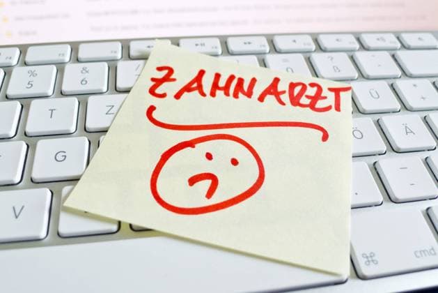 Notiz auf Computer Tastatur: Zahnarzt Ein Notizzettel liegt auf der Tastatur eines Computers zur Erinnerung: Zahnarzt Copyright: xZoonar.com ErwinxWodickax 6398083