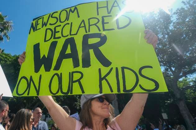 August 22, 2023, Los Angeles, California, USA: An anti-trans protester holds a sign during a rally in support of parental rights and notification policies in schools in downtown Los Angeles, August 22, 2023. Los Angeles USA - ZUMAc68_ 20230822_zaf_c68_021 Copyright: xRingoxChiux