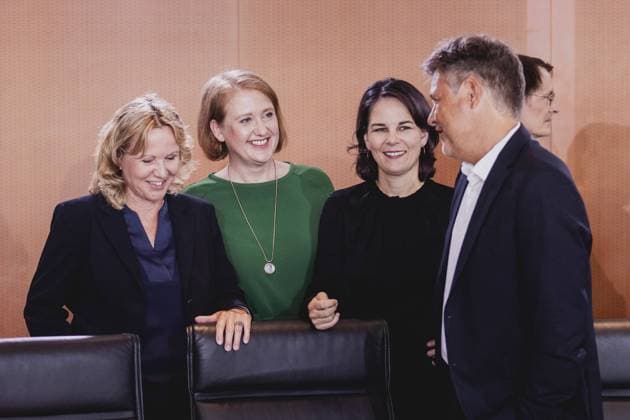 News Bilder des Tages (L-R) Steffi Lemke (Buendnis 90 Die Gruenen), Bundesministerin fuer Umwelt, Naturschutz, nukleare Sicherheit und Verbraucherschutz, Lisa Paus (Buendnis 90 Die Gruenen), Bundesministerin fuer Familie, Senioren, Frauen und Jugend, Annalena Baerbock (Buendnis 90 Die Gruenen), Bundesaussenministerin, und Robert Habeck (Buendnis 90 Die Gruenen), Bundesminister fuer Wirtschaft und Klimaschutz und Vizekanzler, aufgenommen im Rahmen der woechentlichen Sitzung des Kabinetts in Berlin, 23.08.2023. Berlin Deutschland *** L R Steffi Lemke Buendnis 90 Die Gruenen , Federal Minister for the Environment, Nature Conservation, Nuclear Safety and Consumer Protection, Lisa Paus Buendnis 90 Die Gruenen , Federal Minister for Family Affairs, Senior Citizens, W Copyright: xFlorianxGaertnerx