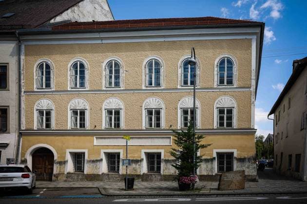 21.08.2021, Braunau am Inn, AUT, Fototermin, Braunau History, Unterwegs in Oberösterreich, im Bild der Mahnstein vor dem Geburtshaus von Adolf Hitler (Adolf Schicklgruber) die ehemalige Volksbuecherei in Braunau am Inn, SehenswÂ¸rdigkeit, Tourismus, Salzburger Vorstadt 15, Geburtshaus von Adolf HITLER, house, where Adolf Hitler was born, Nationalsozialismus, Drittes Reich, Europe, Europa, Gedenkstein gegen Faschismus, Luftaufnahme, *** 21 08 2021, Braunau am Inn, AUT, photo opportunity, Braunau History, On the way in Upper Austria, in the picture the memorial stone in front of the birthplace of Adolf Hitler Adolf Schicklgruber the former peoples library in Braunau am Inn, sightseeing, tourism, Salzburger Vorstadt 15, birthplace of Adolf