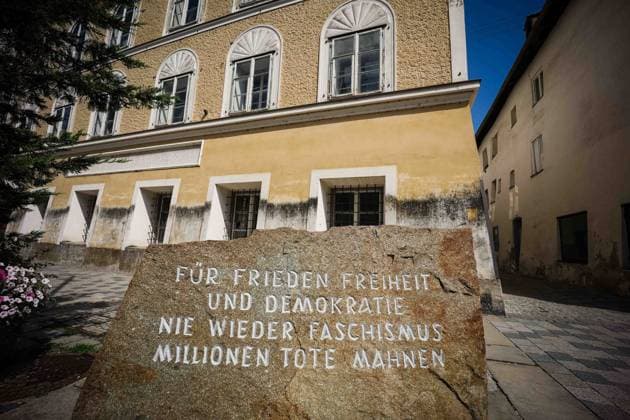 21.08.2021, Braunau am Inn, AUT, Fototermin, Braunau History, Unterwegs in Oberösterreich, im Bild der Mahnstein vor dem Geburtshaus von Adolf Hitler (Adolf Schicklgruber) die ehemalige Volksbuecherei in Braunau am Inn, SehenswÂ¸rdigkeit, Tourismus, Salzburger Vorstadt 15, Geburtshaus von Adolf HITLER, house, where Adolf Hitler was born, Nationalsozialismus, Drittes Reich, Europe, Europa, Gedenkstein gegen Faschismus, *** 21 08 2021, Braunau am Inn, AUT, photo opportunity, Braunau History, On the road in Upper Austria, in the picture the memorial stone in front of the birthplace of Adolf Hitler Adolf Schicklgruber the former peoples library in Braunau am Inn, sightseeing, tourism, Salzburger Vorstadt 15, birthplace of Adolf HITLER, hous