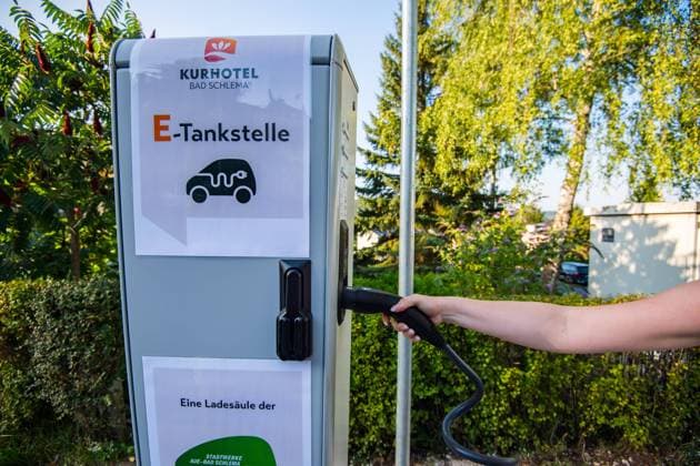 2023.08.23 Kurhotel Bad Schlema - Ladesäule für Elektroautos am Kurhotel Bad Schlema eröffnet - Heute (23.08.2023) wurde eine neue Ladesäule der Stadtwerke Aue-Bad Schlema eröffnet. Diese befindet sich auf dem Parkplatz des Kurhotels Bad Schlema, Markus-Semmler-Straße 73 in Bad Schlema. Auf diese Weise können wir unseren Gästen eine weitere Serviceleistung anbieten, freut sich Dr. Kathrin Bösecke-Spapens, Geschäftsführerin der Kurgesellschaft Schlema. Bisher mussten Gäste des Kurhotels immer auf andere Ladesäulen in der Umgebung ausweichen. Jetzt lädt ihr Auto während ihrer Übernachtung direkt hinter dem Haus. Auch von Gästen des Restaurants 2000Acht sowie des Therapiebereichs der Kurgesellschaft Schlema mbH kann die Lad