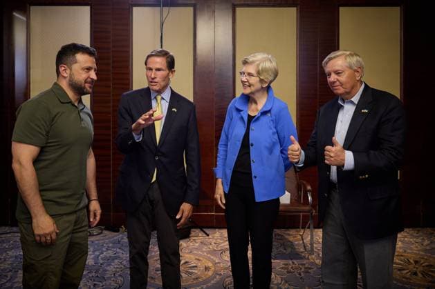 Bilder des Jahres 2023, News 08 August News Themen der Woche KW34 News Bilder des Tages Ukraine, Wolodymyr Selenskyj trifft US Senatoren Richard Blumenthal, Elizabeth Warren,Lindsey Graham Ukrainian President Volodymyr Zelenskyy meets with U.S. Senators Richard Blumenthal (D-CT), Lindsey Graham (R-SC), and Elizabeth Warren (D-MA), on Wednesday, August 23, 2023, in Kyiv, Ukraine. Zelenskyy stressed the importance of starting the process of transferring F-16 fighter jets to Ukraine, training pilots, and further support from the United States. Photo via Ukrainian Presidential Press Office  WAX2023082301 UKRAINIANxPRESIDENTIALxPRESSxOFF