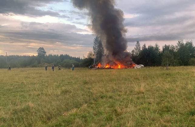 Bilder des Jahres 2023, News 08 August News Themen der Woche KW34 News Bilder des Tages A still image posted on a Wagner linked Telegram channel @grey_zone on August 23, 2023, shows rescuers work at the site of a plane crash near the village of Kuzhenkino, Tver region, Russia on August 23, 2023.. Russian Ministry of Emergency Situations said on Wednesday that a private plane crashed in Tver region, killing all 10 people aboard, while the Russian Federal Air Transport Agency, Rosaviatsia, said that Wagner chief Yevgeny Prigozhin was on the list of passengers.  RUSS2023082302 Gray_Zone