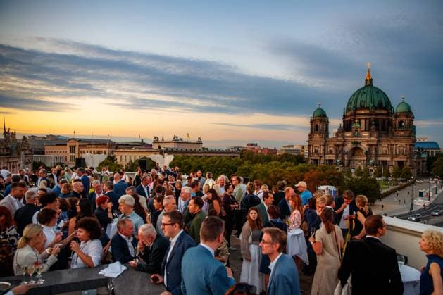 Entertainment Themen der Woche KW34 UFA Filmnächte, Auftakt in Berlin Event - UFA FilmnaÌˆchte 2023 Übersicht GV Aussenansicht vom Auftakt der UFA FilmnaÌˆchte in der Bertelsmann-RepraÌˆsentanz am 23.08.2023 in Berlin. *** Event UFA FilmnaÌˆchte 2023 Overview GV Exterior view from the opening of the UFA FilmnaÌˆchte in the Bertelsmann RepraÌˆsentanz on 23 08 2023 in Berlin Copyright: xEventpressxKochanx