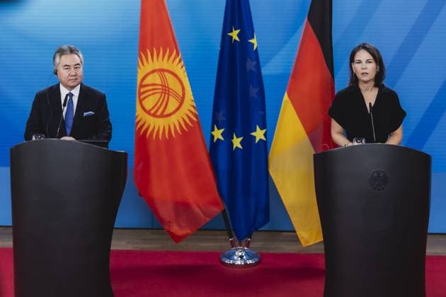 News Themen der Woche KW34 (R-L) Annalena Baerbock (Buendnis 90 Die Gruenen), Bundesaussenministerin, und Zheenbek Kulubajev, Aussenminister von Kirgisistan, aufgenommen im Rahmen einer gemeinsamen Pressekonferenz in Berlin, 24.08.2023. Berlin Deutschland *** R L Annalena Baerbock Buendnis 90 Die Gruenen , Federal Minister of Foreign Affairs, and Zheenbek Kulubajev, Minister of Foreign Affairs of Kyrgyzstan, recorded during a joint press conference in Berlin, 24 08 2023 Berlin Germany Copyright: xFlorianxGaertnerx