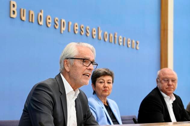 News Themen der Woche KW34 News Bilder des Tages Manfred Stegger, Sylvia Bühler und Ulrich Schneider bei der Bundespressekonferenz Ergebnisse einer Umfrage zu Kosten der Pflege sowie gemeinsame Forderungen im Haus der Bundespressekonferenz. Berlin, 24.08.2023 *** Manfred Stegger, Sylvia Bühler and Ulrich Schneider at the Federal Press Conference Results of a survey on the costs of care and joint demands at the House of the Federal Press Conference Berlin, 24 08 2023 Foto:xF.xKernx xFuturexImagex pflegekosten_3821
