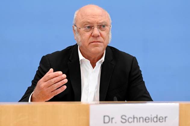 Ulrich Schneider bei der Bundespressekonferenz Ergebnisse einer Umfrage zu Kosten der Pflege sowie gemeinsame Forderungen im Haus der Bundespressekonferenz. Berlin, 24.08.2023 *** Ulrich Schneider at the Federal Press Conference Results of a survey on the cost of care and joint demands at the House of the Federal Press Conference Berlin, 24 08 2023 Foto:xF.xKernx xFuturexImagex pflegekosten_3836