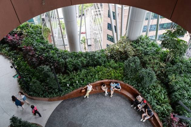 01.08.2023, Singapur, Republik Singapur, Asien - Besucher auf einer von vier Ebenen des vertikalen Gartens Green Oasis im neuen CapitaSpring Wolkenkratzer im zentralen Geschaeftszentrum am Raffles Place. Das Gebaeude wurde vom daenischen Architekturbuero Bjarke Ingels Group (BIG) entworfen.