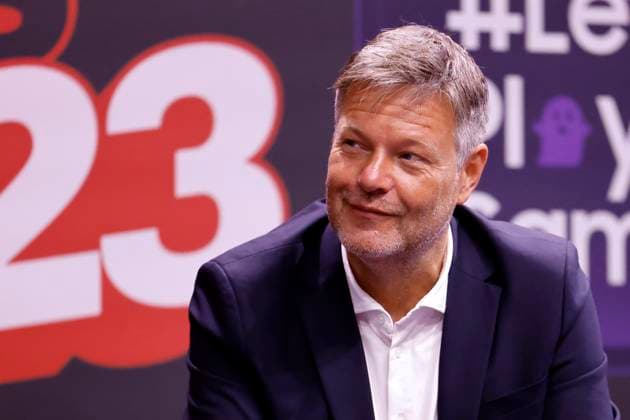 Entertainment Themen der Woche KW34 Entertainment Bilder des Tages Bundeswirtschaftsminister Robert Habeck (Grüne) auf einem Presserundgang auf der Gamescom. Die weltgrößte Computerspielmesse Gamescom 2023 hat ihre Tore ab heute auch für normale Besucher in der KoelnMesse eröffnet. Köln, 24.08.2023 NRW Deutschland *** Federal Minister of Economics Robert Habeck Greens on a press tour at Gamescom The worlds largest computer game fair Gamescom 2023 has opened its doors from today also for normal visitors in the KoelnMesse Cologne, 24 08 2023 NRW Germany Copyright: xChristophxHardtx