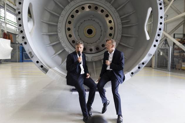 News Themen der Woche KW34 News Bilder des Tages Voerde Vizekanzler Habeck besucht Antriebshersteller Flender *** NUR FÜR REDAKTIONELLE ZWECKE *** EDITORIAL USE ONLY ***<p>Robert Habeck und Andreas Evertz (CEO). Warum geht der Ausbau der Windenergie so langsam? Und wie steht es um den Industriestrompreis? Bundeswirtschaftsminister Robert Habeck besucht den Antriebshersteller Flender in Voerde am Donnerstag den 24.08.2023. Voerde Copyright: LarsxHeidrich *** Voerde Vice Chancellor Habeck visits drive manufacturer Flender FOR EDITORIAL PURPOSES ONLY EDITORIAL USE ONLY p Robert Habeck and Andreas Evertz CEO Why is the expansion of wind energy going so slowly And what about the industrial electricity price Federal Minister of Economics Robert Habeck visits the drive manufacturer Flender in Copyright: LarsxHeidrich doc7rnnkeipr6019uovcjm7 ,EDITORIAL USE ONLY