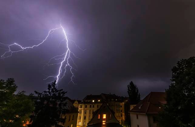 News Themen der Woche KW34 News Bilder des Tages Sommergewitter, Nachtaufnahme mit Blitzen. 24.08.2023: Stuttgart, Baden-Württemberg, Deutschland, Europa *** Summer thunderstorm, night shot with lightning 24 08 2023 Stuttgart, Baden Württemberg, Germany, Europe