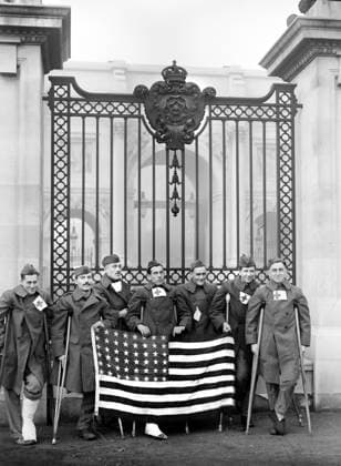 Recovering U.S. Soldiers taken to see sights, Marble Arch, London, England, UK, American National Red Cross Photograph Collection, between 1917 and 1919  Copyright: xCircaxImagesx ghi-circa11716