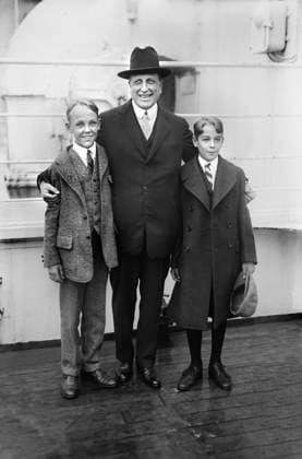 William Randolph Hearst with sons William, Jr. (left), and John (right), on Cruise Ship RMS Aquitania, Bain News Service, May 1922  Copyright: xCircaxImagesx ghi-circa11732