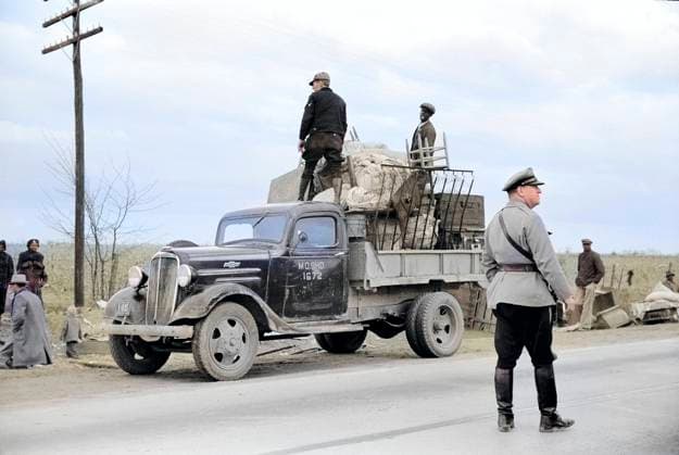 State highway official moving sharecroppers away from roadside to area between levee and Mississippi river, New Madrid County, Missouri, USA, Arthur Rothstein, U.S. Farm Security Administration, January 1939  Copyright: xCircaxImagesx ghi-circa11739