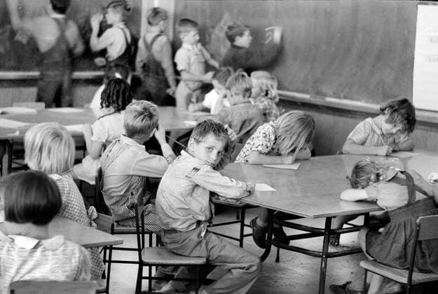 Children of migratory workers in third grad class, Farm Security Administration (FSA) migratory labor camp, Weslaco, Texas, USA, Arthur Rothstein, U.S. Farm Security Administration, February 1942  Copyright: xCircaxImagesx ghi-circa11889