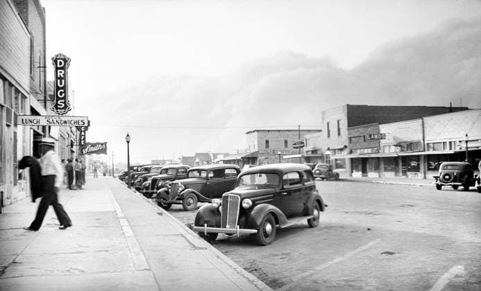 Street scene with approaching dust storm, Elkhart, Kansas, USA, Arthur Rothstein, U.S. Farm Security Administration, May 21, 1937  Copyright: xCircaxImagesx ghi-circa11956