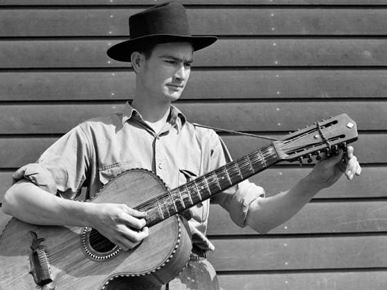 Young man playing acoustic guitar, Farm Security Administration migratory labor camp, Weslaco, Texas, USA, Arthur Rothstein, U.S. Farm Security Administration, February 1942  Copyright: xCircaxImagesx ghi-circa11969