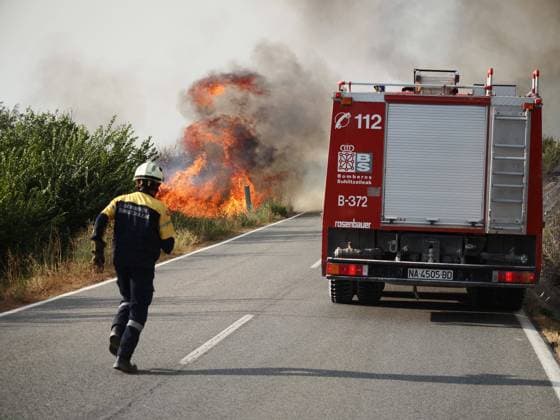 Wildfire Rages In Navarra - Spain Several firefighters work to extinguish the fire, August 24, 2023, in Artajona, Navarra, Spain. Firefighters from the parks of Tafalla, Cordovilla, Peralta and Estella, two helicopters and two cargo planes on the ground intervene in the forest fire that has originated today north of Artajona, in a place called Camino de Obanos. The fire has occurred when the Navarre community was on alert for risk of forest fire forecast by the State Meteorological Agency (Aemet). Photo by Eduardo Sanz Europa Press ABACAPRESS.COM Artajona, Navarre Spain  Copyright: xEuropaxPress ABACAx 865038_005 EuropaxPress ABACAx 865038_005