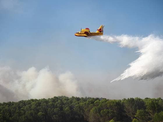 Wildfire Rages In Navarra - Spain An Air Force plane works to extinguish the fire, August 24, 2023, in Artajona, Navarra, Spain. Firefighters from the parks of Tafalla, Cordovilla, Peralta and Estella, two helicopters and two cargo planes on the ground intervene in the forest fire that has originated today north of Artajona, in a place called Camino de Obanos. The fire has occurred when the Navarre community was on alert for risk of forest fire forecast by the State Meteorological Agency (Aemet). Photo by Eduardo Sanz Europa Press ABACAPRESS.COM Artajona, Navarre Spain  Copyright: xEuropaxPress ABACAx 865038_010 EuropaxPress ABACAx 865038_010