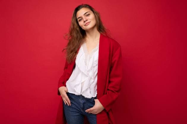 Portrait of young attractive caucasian hipster woman in trendy casual clothes. Sexy carefree female person posing isolated near red wall in studio. Positive model with natural makeup. Empty space Portrait of young attractive caucasian hipster woman in trendy casual clothes. Sexy carefree female person posing isolated near red wall in studio. Positive model with natural makeup. Empty space. ,model released, Symbolfoto Copyright: xZoonar.com IvanxTraimakx 18432932 ,model released, Symbolfoto ,property released