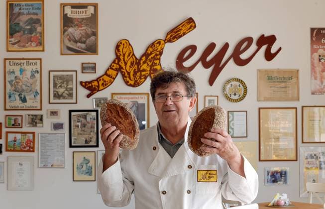 Brot zur Kulturhauptstadt 23.08.2023, Chemnitz, Bäckerinnung Chemnitz, Innungsobermeister Wolfgang Meyer mit dem Brot kreiert für das Kulturhauptstadtjahr 2025. Bäcker sind auch Künstler und wollen ihre Beitrag zur Kulturhauptstadt leisten. Besucher und Künstler müssen auch essen. Das Brot aus Dinkelmehl, Schweizer Ruchmehl und Natursauerteig. Welche Bäcker der Innung das Brot dann in ihren Bäckereien backen ist noch in der Planung.. Auch fehlt noch der Name des Brotes. Chemnitzer Bürger sind mit Vorschlägen willkommen. Fragen bitte an Wolfgang Meyer Tel. 0371 5204199 info@baeckerei-meyer-chemnitz.de. Chemnitz Sachsen BRD *** Bread for the Capital of Culture 23 08 2023, Chemnitz, Bäckerinnung Chemnitz, guild master Wolfgang
