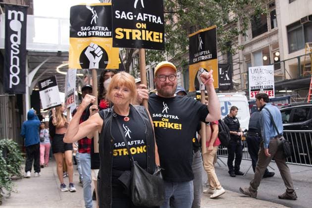 Entertainment Themen der Woche KW34 Entertainment Bilder des Tages SAG AFTRA Picket Line in NYC Featuring: Michael Cyril Creighton, Annie Golden Where: New York, New York, United States When: 24 Aug 2023 Credit: Janet Mayer startraksphoto.com Copyright: xx 52979123 EDITORIAL USE ONLY. NOT FOR USE BY NEWSPAPERS BASED IN THE UK.
