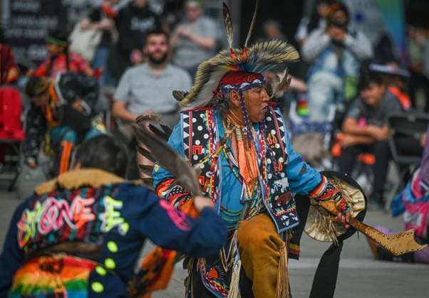 2Spirit Powwow Opens Edmonton Pride 2023 EDMONTON, CANADA - AUGUST 24, 2023: Members of the First Nation performing a Men™s Chicken Dance during the Beaver Hills 2Spirit Powwow in Edmonton s Churchill Square on the opening day of the Edmonton Pride Festival, on August 24, 2023, in Edmonton, Alberta, Canada. Edmonton Canada  Copyright: xArturxWidakx originalFilename: widak-2spiritp230824_np9oX.jpg