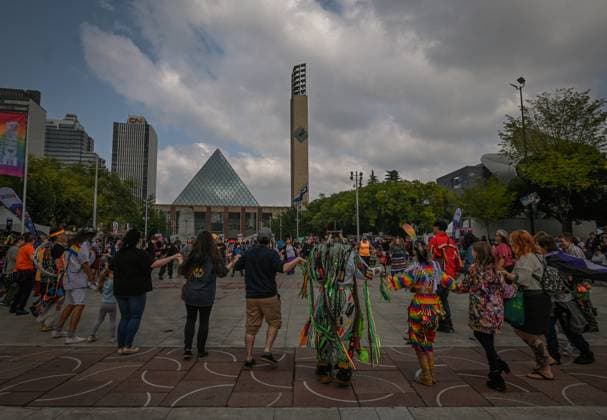 2Spirit Powwow Opens Edmonton Pride 2023 EDMONTON, CANADA - AUGUST 24, 2023: Participants performing a dance during the Beaver Hills 2Spirit Powwow in Edmonton s Churchill Square on the opening day of the Edmonton Pride Festival, on August 24, 2023, in Edmonton, Alberta, Canada. Edmonton Canada  Copyright: xArturxWidakx originalFilename: widak-2spiritp230824_nprpI.jpg