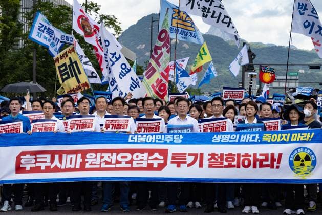 Bilder des Jahres 2023, News 08 August News Themen der Woche KW34 News Bilder des Tages Democratic Party Rally Against Japan After Fukushima Begins Releasing Treated Radioactive Water In Seoul Lee Jae-myung (center), leader of the main opposition Democratic Party, member of congress and with over 100 supporters gather for a rally regarding oppose Japan s discharge of treated radioactive water into the ocean on August 25, 2023 in Seoul, South Korea. Seoul South Korea  Copyright: xChrisxJungx originalFilename: jung-democrat230825_np6wH.jpg
