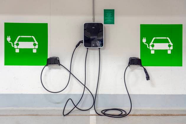 Wallbox, Ladestation für E-Autos in einer Tiefgarage, München, August 2023 Deutschland, München, August 2023, Wallbox von ABL, in einer Tiefgarage, Ladestation für E-Autos und Hybridmodelle, *** Wallbox, charging station for E cars in an underground car park, Munich, August 2023 Germany, Munich, August 2023, Wallbox by ABL, in an underground car park, charging station for E cars and hybrid models,