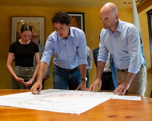August 25, 2023, Kelowna, BC, Canada: Prime Minister Justin Trudeau looks over a map outlining the McDougall Creek wildfire with Loyal Wooldridge, chair of the Regional District Central Okanagan, as his daughter Ella-Grace looks on in West Kelowna, B.C., Friday, Aug. 25, 2023. Kelowna Canada - ZUMAc35_ 20230825_zaf_c35_018 Copyright: xMarissaxTielx
