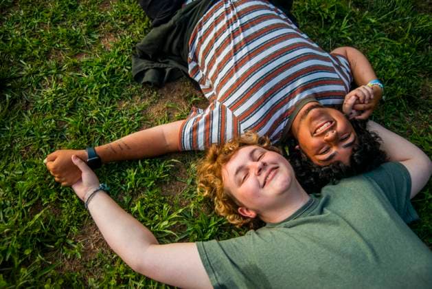 IMAGO Creative, Diversity, Teenager: LGBTQIA+ Trans Lovers on a Hike United States, New Jersey, Highlands CR_SUBARR230803-1227263-01 ,model released, Symbolfoto