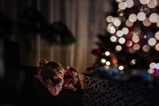 IMAGO Creative, Weihnachten, Tradition: Weihnachtsfilme sehen girl watching tv and cuddling her elf in front of the christmas tree Québec City, Quebec, Canada CR_TYTZ230802-1225935-01 ,model released, Symbolfoto