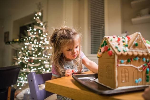 Young creative girl works hard to decorate her gingerbread house Langley, British Columbia, Canada CR_JDIP230805-1083693-01 ,model released, Symbolfoto ,property released