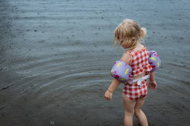 Young girl playing outdoors in the rain in lake Jackson, Missouri, United States R_WEKW230803C-1225107-01 ,model released, Symbolfoto