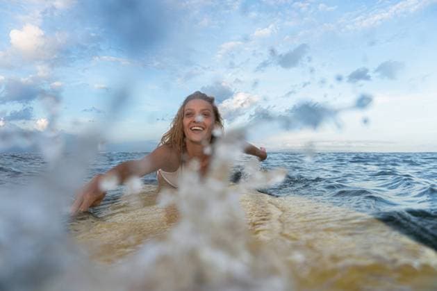 Happy young woman on a surfboard in the ocean, Bali. Kuta Utara, Bali, Indonesia CR_YUKI23072648-1217604-01 ,model released, Symbolfoto