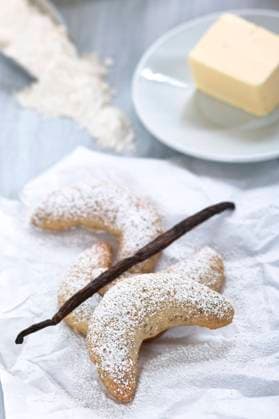 Vanillekipferl Frische Vanillekipferln mit Zutaten auf einem hellen Hintergrund Copyright: xZoonar.com AlfredxNesswethax 5358169