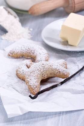 Vanillekipferl Frische Vanillekipferln mit Zutaten auf einem hellen Hintergrund Copyright: xZoonar.com AlfredxNesswethax 5358188