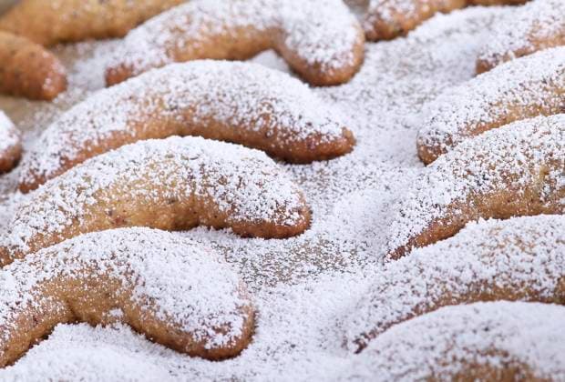 Vanillekipferln Frische Vanillekipferl auf Backpapier Copyright: xZoonar.com AlfredxNesswethax 5358272
