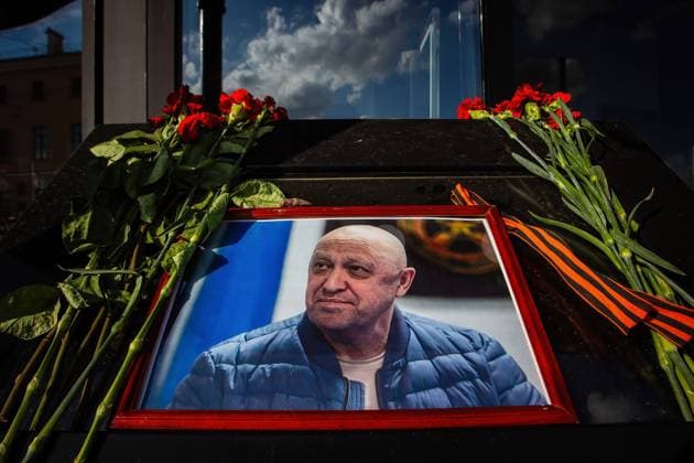 Bilder des Jahres 2023, News 08 August News Themen der Woche KW34 August 25, 2023, St. Petersburg, Russia: A portrait of Yevgeny Prigozhin, head of the private military company Wagner, and flowers laid in his memory at a cafe on Universitetskaya Embankment in St. Petersburg, which belongs to him. On Wednesday, August 23, the Federal Air Transport Agency confirmed in a statement the death of 10 people who were on board a business jet belonging to businessman and founder of Wagner PMC Yevgeny Prigozhin, which crashed in the Tver region, Russia. The Federal Air Transport Agency also confirmed that Yevgeny Prigozhin was on the list of 10 people on board, among whom 3 were crew members. Also on this list was Prigozhin s right hand, Dmitry Wagner Utkin. The Investigative Committee of Russia has launched a p - ZUMAs197 20230825_aaa_s197_133 Copyright: xArtemxPriakhinx