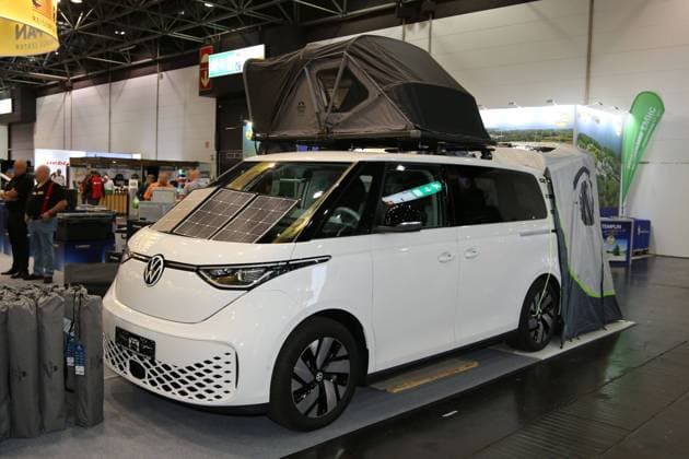 VW ID.Buzz mit Reimo Tent Dachzelt, Caravan Salon Düsseldorf (26.08. - 03.09.2023, Fachbesuchertag 25.08.2023, Messe Düsseldorf, Weltleitmesse für mobiles Reisen, weltgrößte Messe für Reisemobile und Caravans, Camping & Caravaning, mobiler Urlaub), Düsseldorf (D) *** VW ID Buzz with Reimo Tent roof tent, Caravan Salon Düsseldorf 26 08 03 09 2023, trade visitor day 25 08 2023, Messe Düsseldorf, worlds leading trade fair for mobile travel, worlds largest trade fair for motorhomes and caravans, camping caravanning, mobile vacations , Düsseldorf D