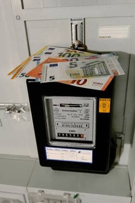 Stromzähler und Geldscheine Stromzähler und Geldscheine, 06.08.2023, Borkwalde, Brandenburg, Auf einem Stromzähler liegen verschiedene Geldscheine. *** Electricity meter and banknotes Electricity meter and banknotes, 06 08 2023, Borkwalde, Brandenburg, On an electricity meter lie different banknotes